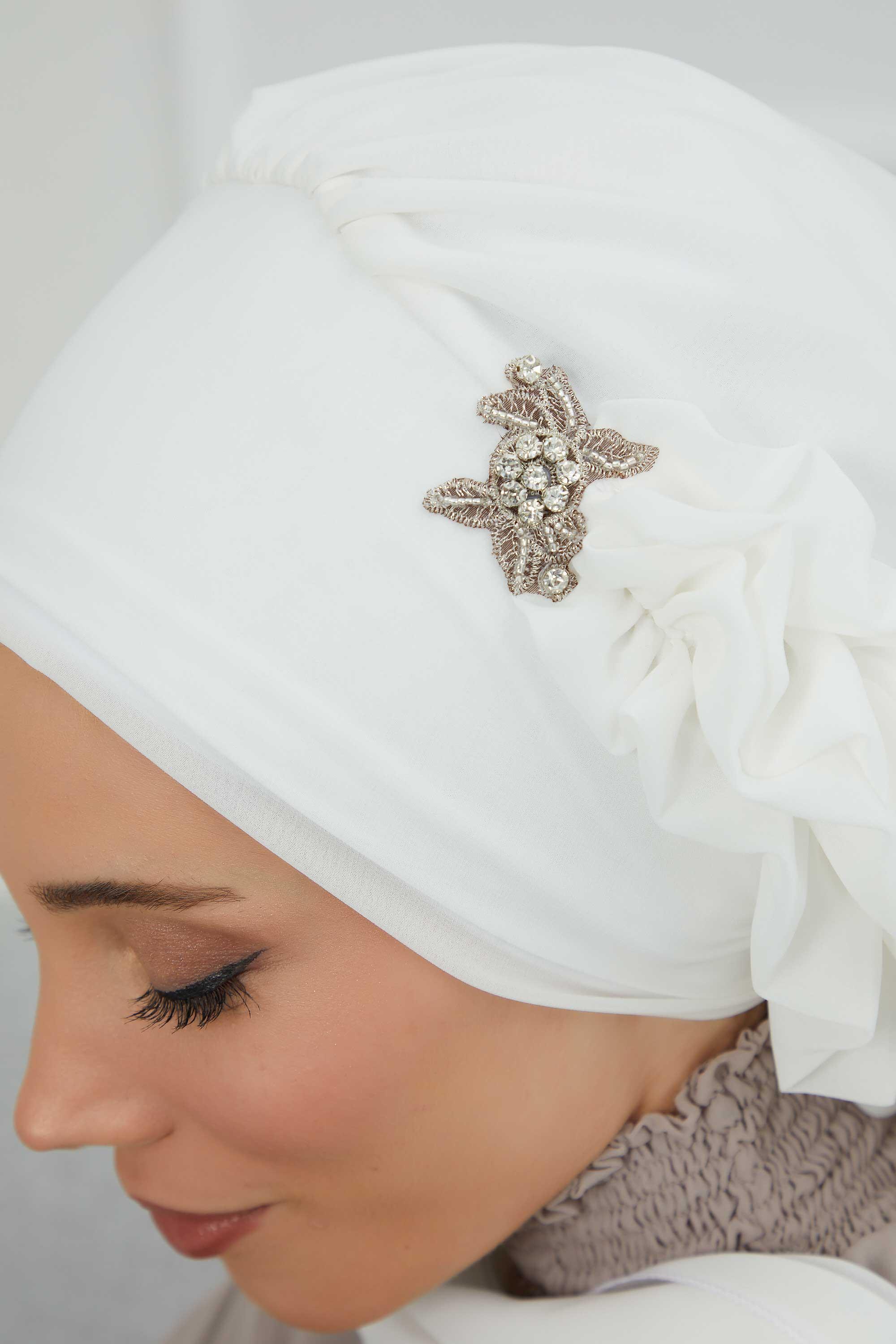 Yandan Fırfırlı Gümüş Aksesuarlı Şifon Hazır Türban,HT-106,HT-106 Kırık Beyaz